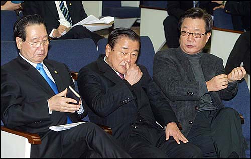 17대 국회 당시 상지대 김문기 전 이사장 복귀 청원서를 냈던 한나라당 이강두 최고위원(가운데)과 이 청원서에 서명한 이규택 의원(왼쪽)
